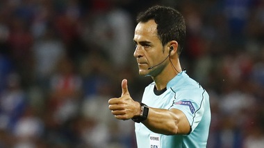 Euro 2016, gli arbitri dei primi tre ottavi: lo spagnolo Carballo per Croazia-Portogallo