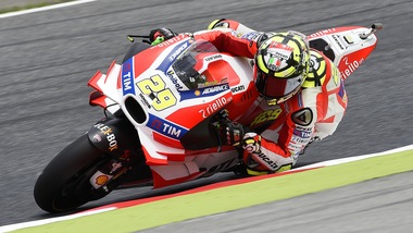 MotoGp, Assen: Iannone vola nelle libere, Rossi solo 7°