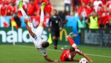 Svizzera-Polonia, capriola Lewandowski: che fallo di Schar!