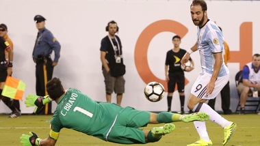 Argentina ko, Higuain insultato sui social. Il Napoli lo difende: «Che stagione»