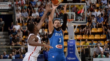 Belinelli, mascella fratturata, ma resta in gruppo