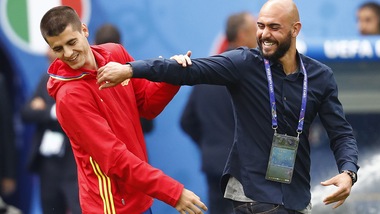 Morata, abbracci con i compagni della Juve