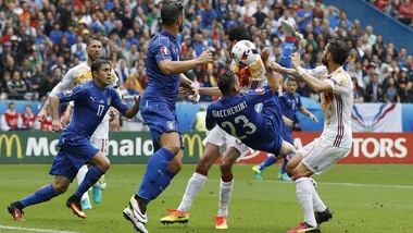 Italia-Spagna, la spettacolare rovesciata di Giaccherini, un super De Gea e la palla sul palo!