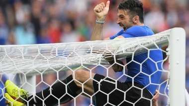 Buffon e il gesto portafortuna: nuovo balzo sulla traversa