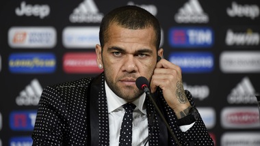 Dani Alves si presenta: il completo è tutto a pois bianconeri