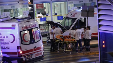 Turchia sconvolta, attentato kamikaze all'aeroporto di Istanbul