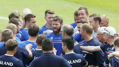 Tutti pazzi per l'Islanda: ressa di giornalisti al ritiro