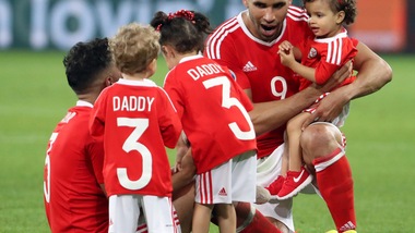Galles, festa in campo con i figli