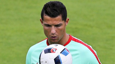 Portogallo-Galles, Ronaldo si scalda per Bale