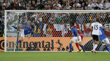 Germania-Italia, "scorpione" Florenzi: incredibile salvataggio in tuffo