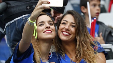 Francia-Islanda, selfie e bandiere per le wags francesi sugli spalti