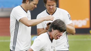 Euro 2016 Germania, Löw alla Jordan: calcio al pallone con la lingua di fuori