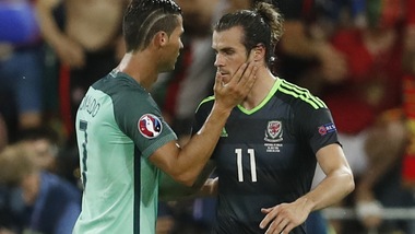 Portogallo-Galles: Cristiano Ronaldo consola Bale alla fine del match