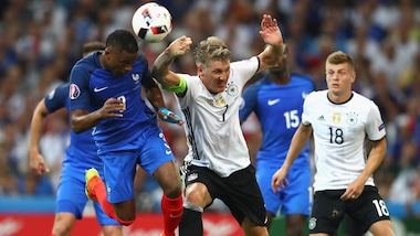 Fallo di mano di Schweinsteiger, è rigore per la Francia