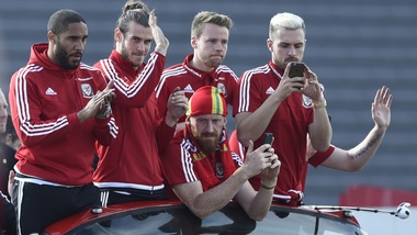 Euro 2016, calciatori gallesi accolti come eroi a Cardiff
