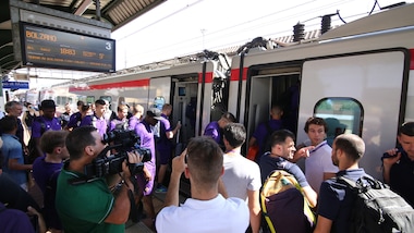 La Fiorentina verso Moena: selfie con i tifosi in stazione