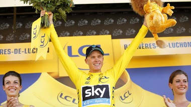 Tour de France: Froome, maglia gialla e pugno a un tifoso VIDEO