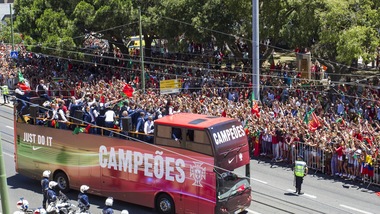 Euro 2016, il Portogallo accoglie i suoi eroi: pazza gioia Lisbona!