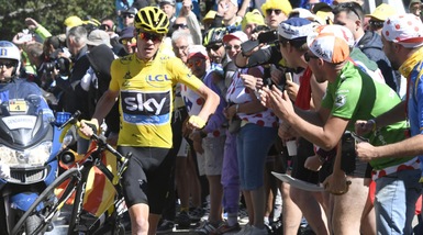 Incredibile al Tour: la maglia gialla Froome sale a piedi!