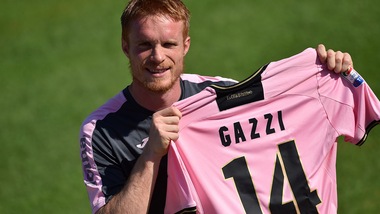Palermo, Gazzi si presenta: in posa con la maglia rosanero