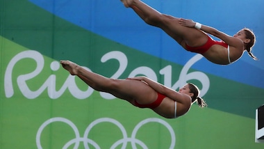 Tuffi, Oliveira porta il ragazzo in camera e caccia la collega