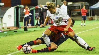 Calciomercato Cagliari, Isla si presenta: «Qui per la salvezza»