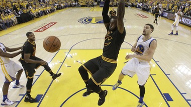 Basket NBA, James rinnova: 100 milioni