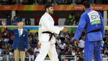Judo, egiziano perde e rifiuta di stringere la mano all'israeliano