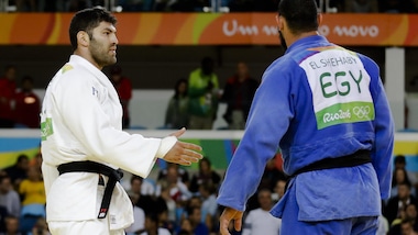 Judoka egiziano non stringe mano all'israeliano: piovono critiche