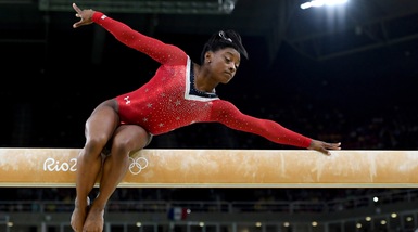 Olimpiadi, la Biles torna umana: cade alla trave ed è "solo" bronzo