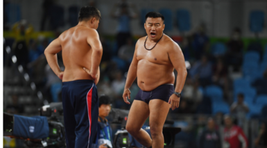 Lotta libera, gli allenatori della Mongolia in mutande per protesta