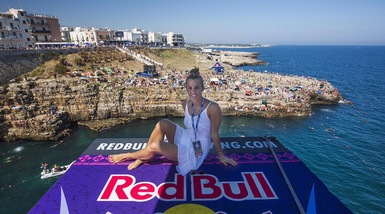 Lo spettacolo del cliff diving, Tania Cagnotto a Polignano a Mare