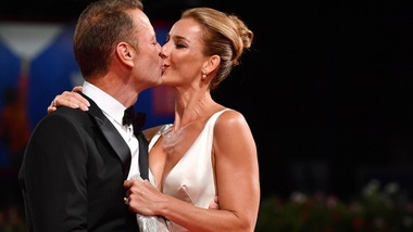 Festival di Venezia, Rocco Siffredi e la moglie sfilano sul red carpet