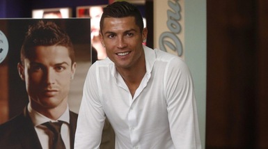 Ronaldo presenta il nuovo profumo e scappa la partita a biliardino