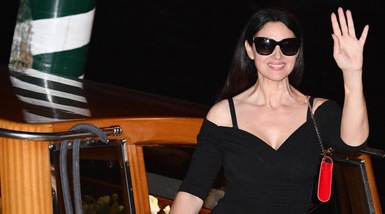 Monica Bellucci, arrivo da diva a Venezia: sexy in total black