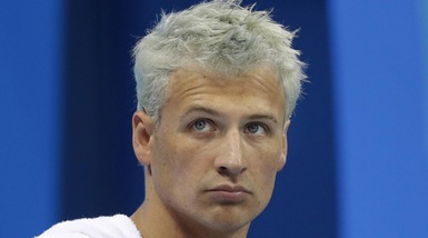 Nuoto, nuovi guai per Lochte: aggredito in tv da due spettatori