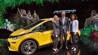 Opel Ampera-e, a Parigi con 500 km di autonomia