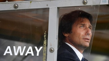 Calciomercato, «Il Chelsea vuole esonerare Conte». Ed è panico sui social