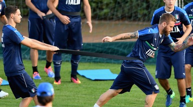 De Rossi, premio Uefa per aver superato le 100 gare con l'Italia