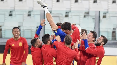 La Spagna si allena per l'Italia, i compagni scherzano con Morata