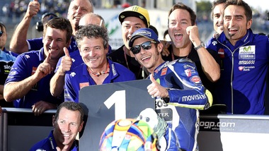 MotoGp, Valentino Rossi in pole: che festa con il team