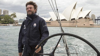 Vela: incidente al timone per Soldini con Maserati Multi 70