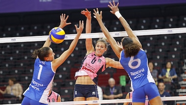 Volley: Mondiale per Club, la Pomì supera la Rexona al tie break