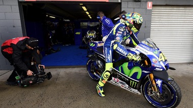 MotoGp, Rossi indietro: «Giornata difficile, troppi errori nella scelta gomme»