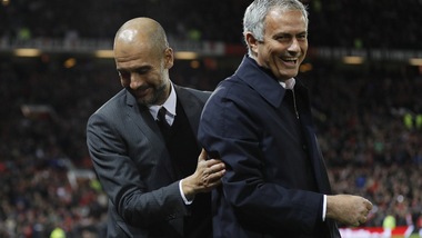 FOTO Mourinho-Guardiola, sorrisi e abbracci prima del derby