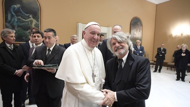 Sampdoria da Papa Francesco: Ferrero gli regala la maglia
