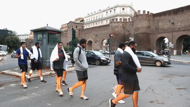 Gli All Blacks sono a Roma: in giro in ciabatte!