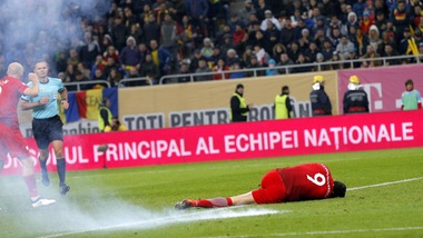 Romania-Polonia, paura per Lewandowski: stordito da un petardo