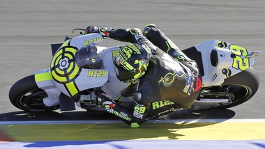 MotoGp, test a Valencia: cadute per Iannone e Rins