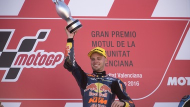 Moto2, Binder operato al braccio sinistro